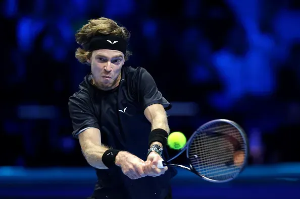 Rublev em ação contra Medvedev. Foto: Getty Images