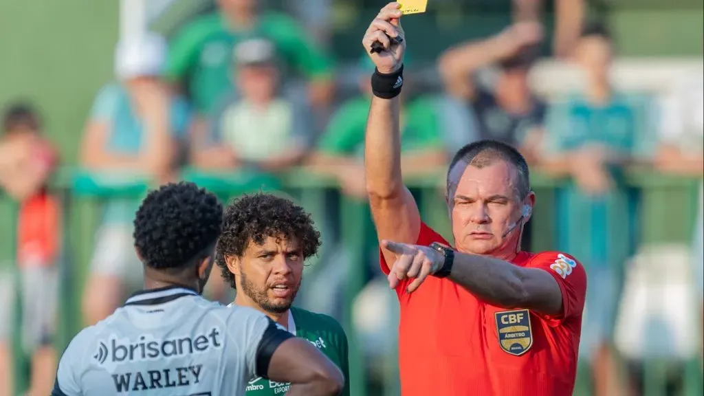 Warley jogador do Ceará recebe cartão amarelo Foto: Liamara Polli/AGIF