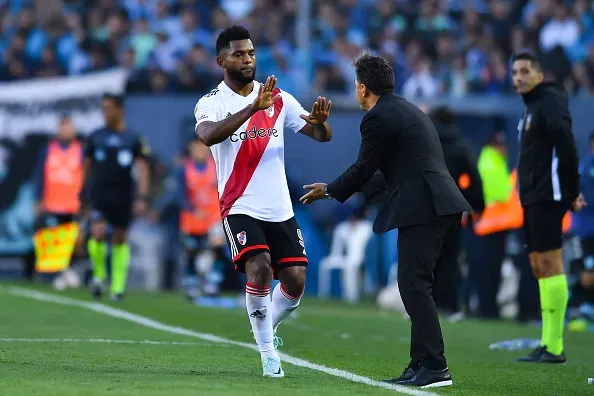 Marcelo Gallardo no comando do River Plate, cumprimentando o jogador Borja. Foto: Marcelo Endelli/Getty Images.