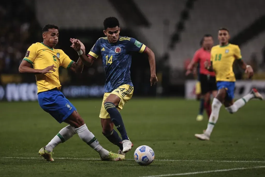 Danilo jogador do Brasil disputa lance com Diaz jogador do Colômbia durante partida no estádio Arena Corinthians pelo campeonato Eliminatórias Copa do Mundo 2022.  Ettore Chiereguini/AGIF