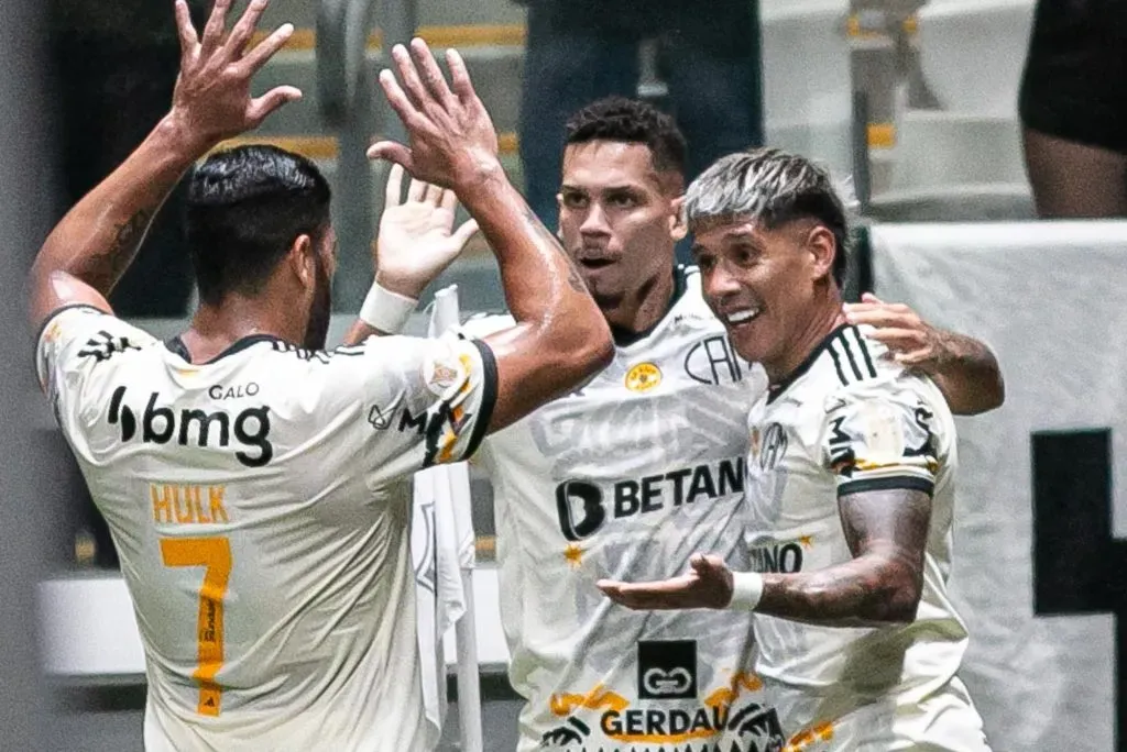 A dupla Paulinho e Hulk juntamente com Zaracho na Arena MRV – Foto: Fernando Moreno/AGIF