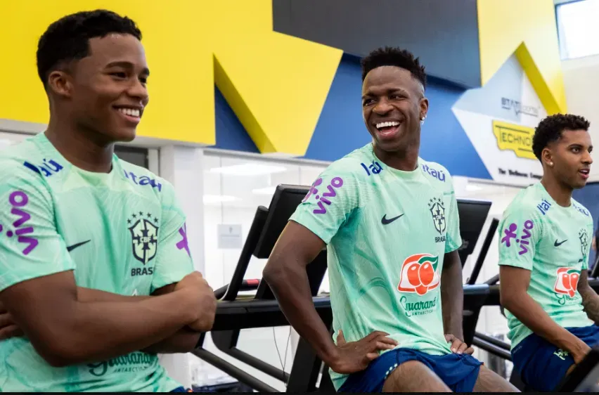 Endrick conversa com Vini Jr. e Rodrygo. Foto: Confederação Brasileira de Futebol/CBF