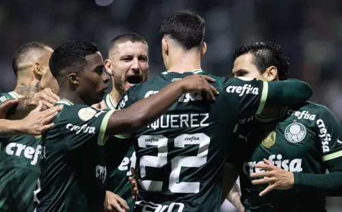 Jogadores do Palmeiras comemoram com Piquerez um dos gols da goleada sobre o São Paulo