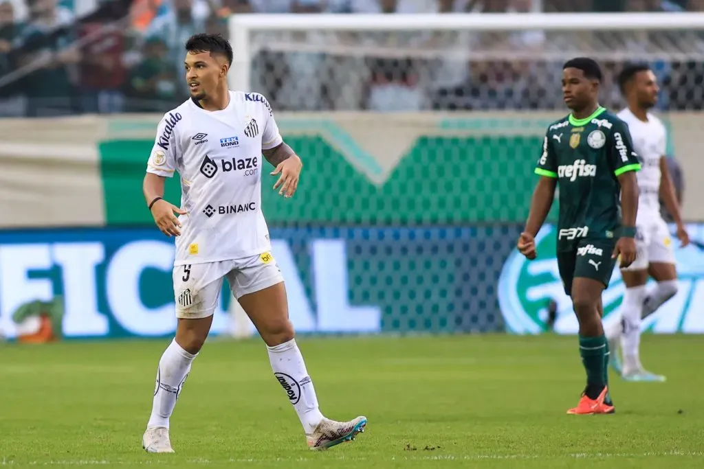 Marcos Leonardo jogador do Santos comemora seu gol durante partida contra o Palmeiras no estadio Arena Barueri pelo campeonato Brasileiro A 2023. Foto: Marcello Zambrana/AGIF