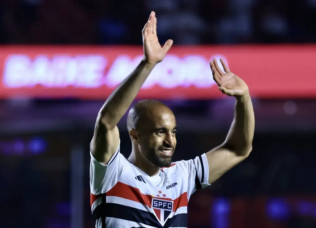 Lucas Moura Jogador do Sao Paulo comemora vitoria ao final da partida contra o Corinthians no estadio Morumbi pelo campeonato Brasileiro A 2023. Foto: Marcello Zambrana/AGIF