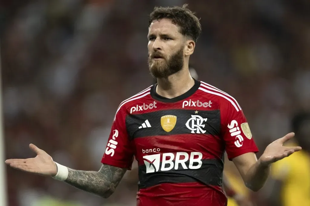 A pedido de Tite, Flamengo mandou chamar empresário de Léo Pereira e afirmou que zagueiro não deve sair em 2024 – Foto: Jorge Rodrigues/AGIF