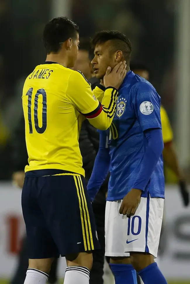 Neymar, do Brasil, e James Rodríguez, da Colômbia, durante partida no estádio Monumental pela Copa America 2015. Foto: Mario Davila/Agencia Uno/AGIF