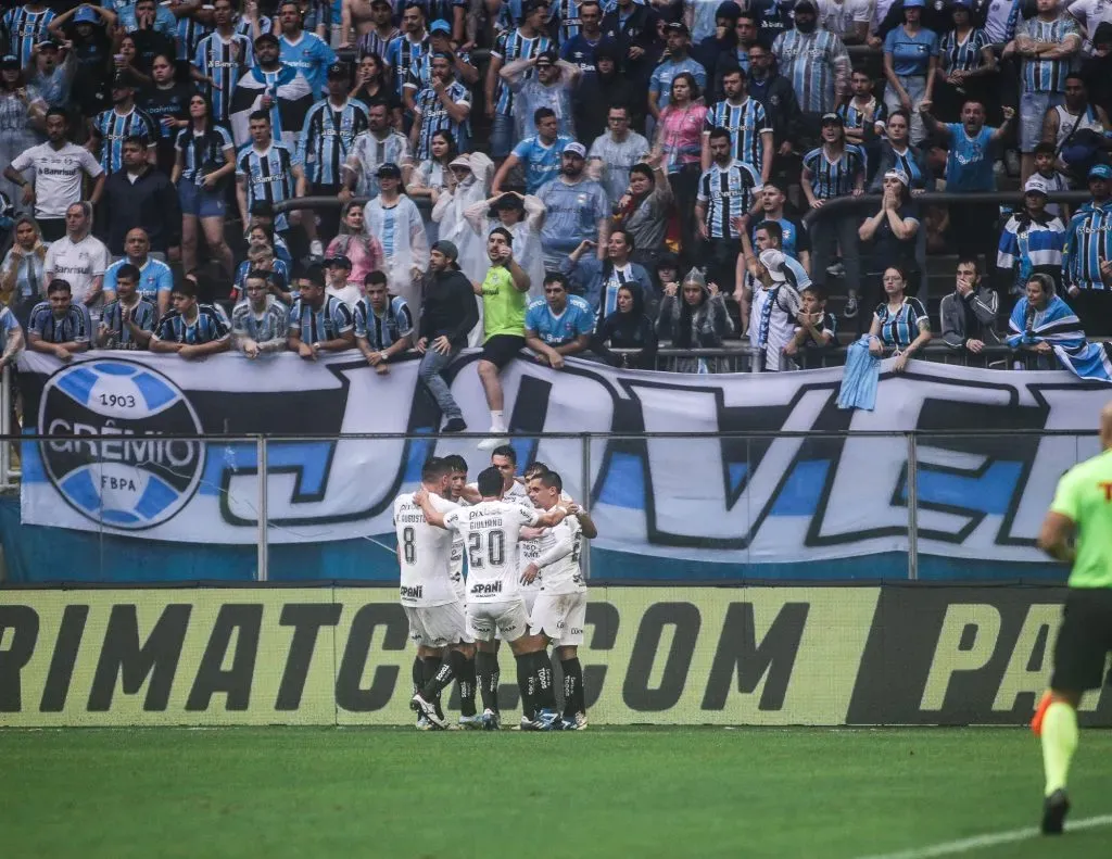 Romero comemorando gol contra o Grêmio. Foto: Giancarlo Santorum/AGIF