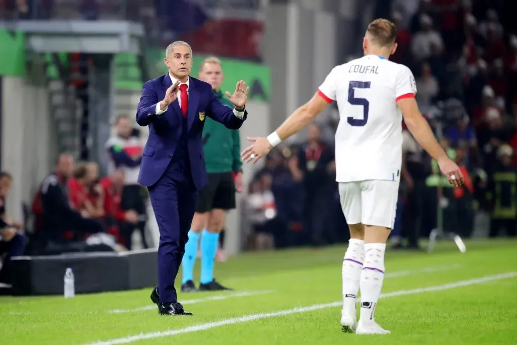 Sylvinho, técnico da Seleção da Albânia, durante partida da sua equipe – Foto: Armando Babani/Getty Images