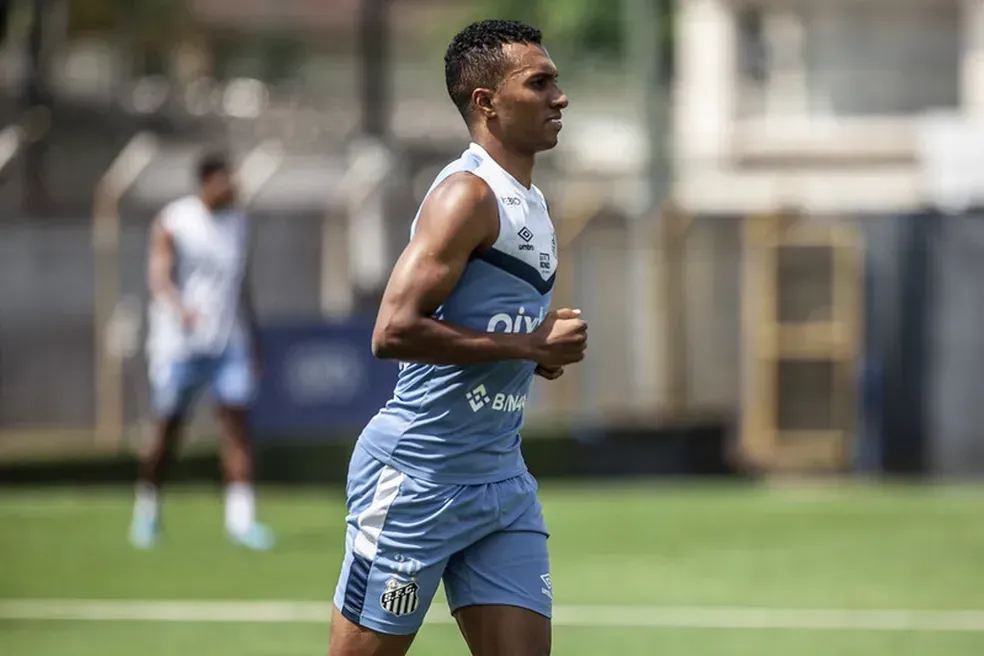 Lucas Braga durante treino do Santos – Foto: Bruno Santoni / Santos FC