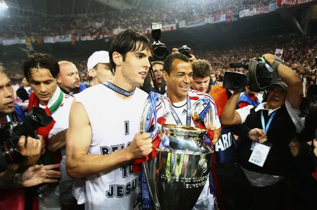 Kaká e Cafu, que estarão presentes no evento, levantando a taça de campeão da Champions League pelo Milan em 2007. Foto: Shaun Botterill/Getty Images.