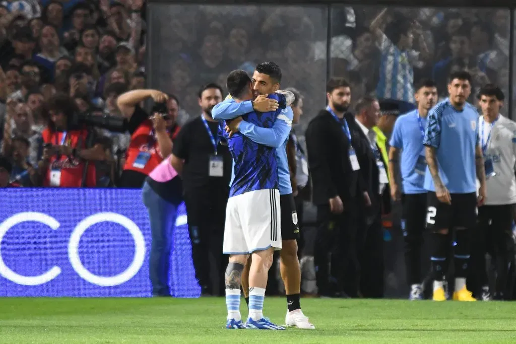 Messi e Suárez se abraçando ao fim da partida. Foto: Rodrigo Valle/Getty Images