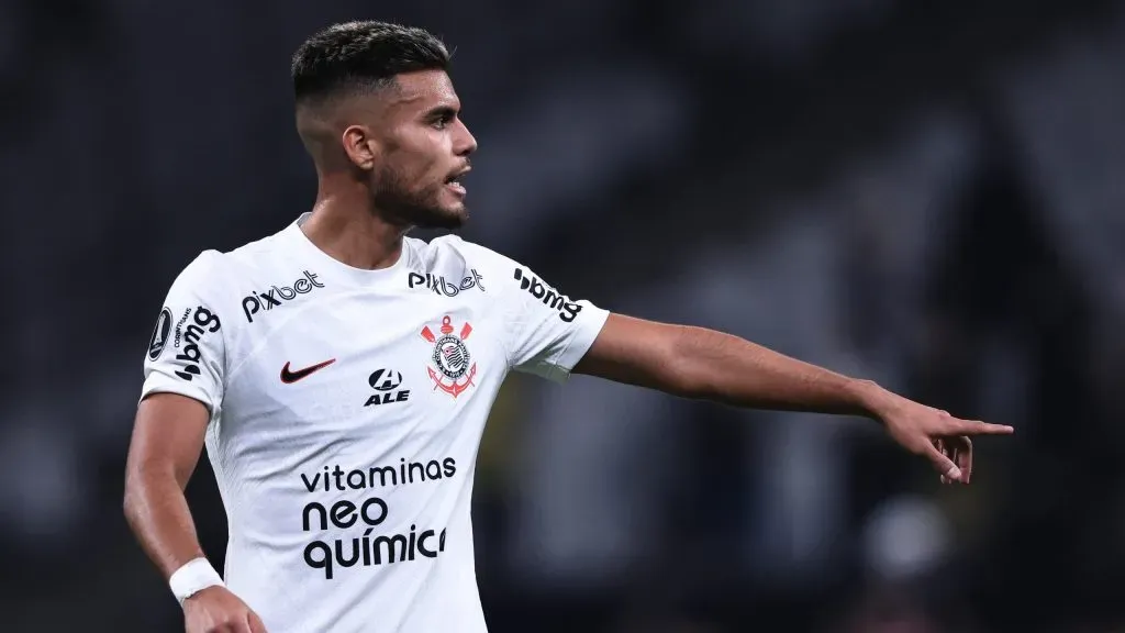 No Corinthians, Mano dá maior atenção a Fausto Vera durante Data FIFA. Foto: Ettore Chiereguini/AGIF