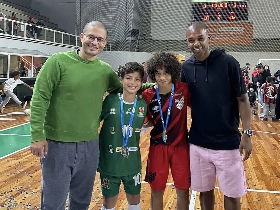 Fernandinho e Alex junto com seus filhos na final do Campeonato de Futsal. Foto: Reprodução internet
