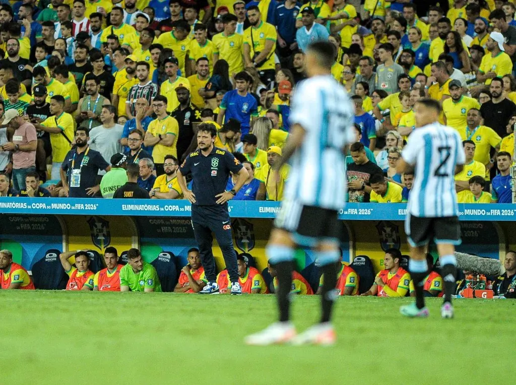 Fernando Diniz técnico do Brasil durante partida contra o Argentina no estádio Maracanã pelo campeonato Eliminatórias Copa Do Mundo 2026. Jhony Pinho/AGIF