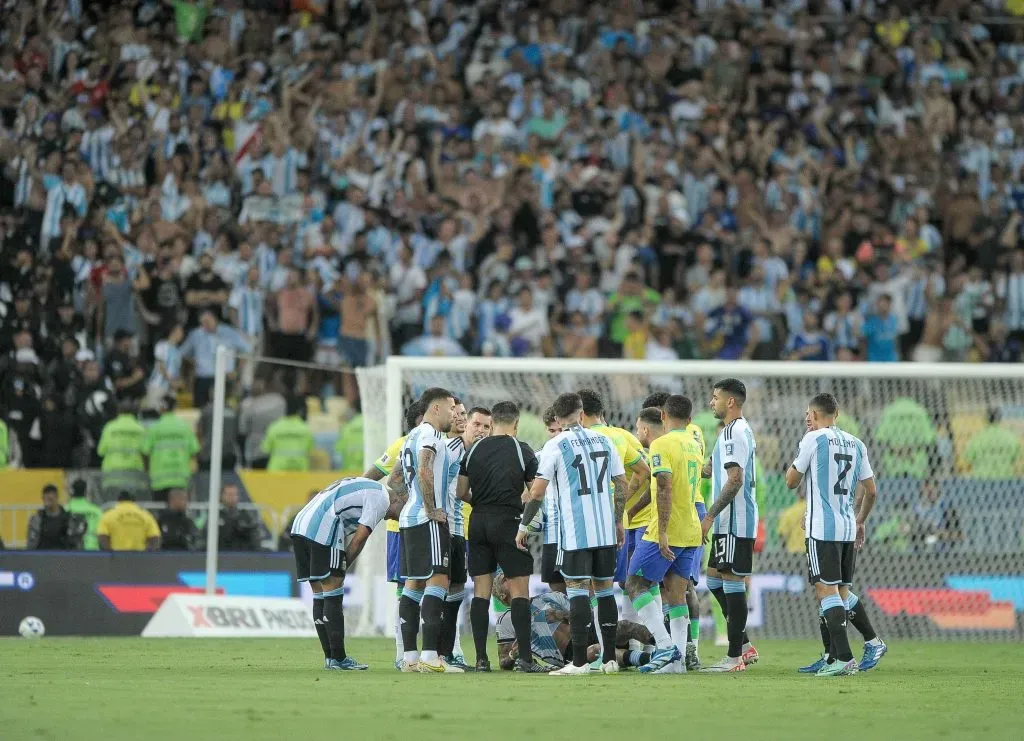 Tumulto entre jogadores do Brasil e jogadores do Argentina durante partida no estádio Maracanã pelo campeonato Eliminatórias Copa Do Mundo 2026.  Jhony Pinho/AGIF