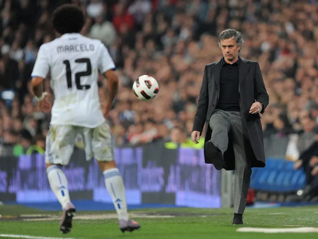 Mourinho lançando a bola para Marcelo, em sua época de Real Madrid – Foto: Denis Doyle/Getty Images