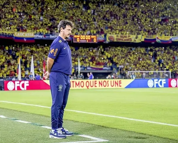 Fernando Diniz a frente da Seleção Brasileira – Crédito: Staff Images/CBF