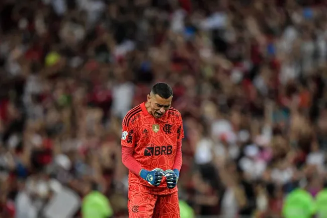Santos, goleiro do Flamengo, comemora gol durante partida contra o Fluminense no estádio Maracanã pelo campeonato Carioca 2023. Foto: Thiago Ribeiro/AGIF