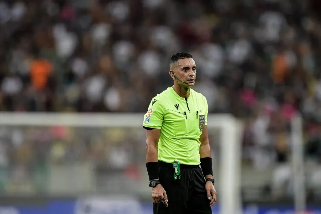 Arbitro André Luiz Bento durante partida entre Fluminense e São Paulo no estádio Maracanã pelo campeonato Brasileiro A 2023. Thiago Ribeiro/AGIF