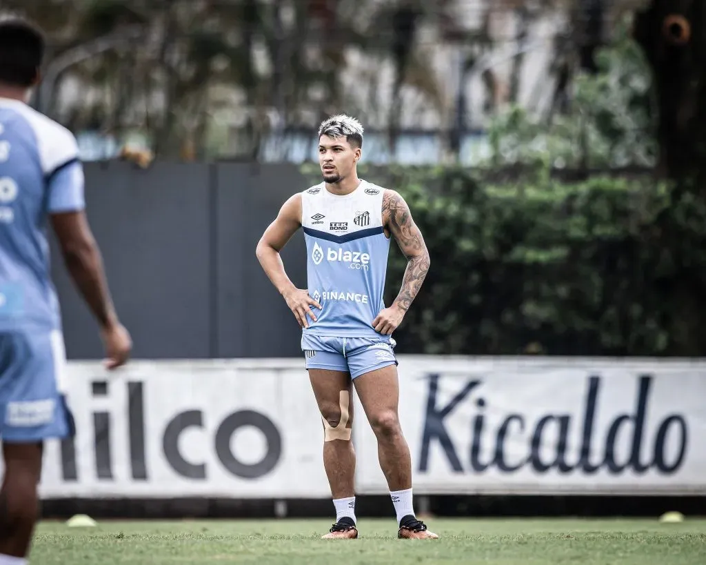 Marcos Leonardo em treino na manhã desta quinta-feira (23). O Menino da Vila voltou da Seleção Pré-Olímpica e vai para o duelo contra o Botafogo – Fotos: Raul Baretta/ Santos FC.