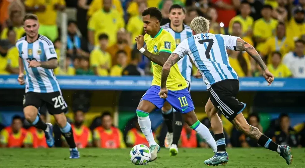 Rodrygo atuando contra a Argentina – Foto: Staff Imagens/CBF