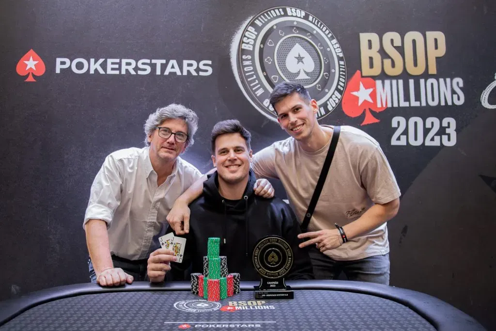 Francisco Ariel e a família (Foto: Divulgação/Poker)