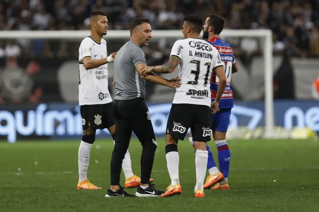 João Vítor (esquerda), Vítor Pereira (centro) e Mantuan (direita) – Foto: Ricardo Moreira/Getty Images