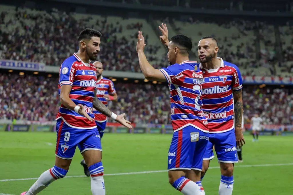 O Fortaleza bem que tentou, mas acabou cedendo o empate para o Botafogo no Castelão, na última quinta-feira (23) (Foto: Lucas Emanuel/AGIF)