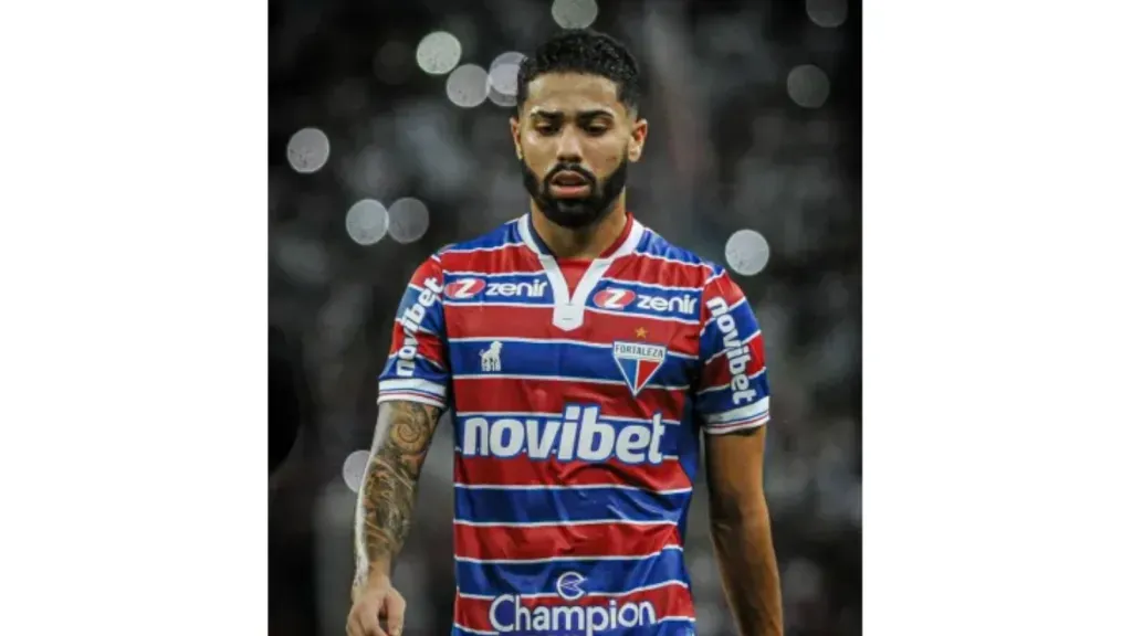 Foto: Kely Pereira/AGIF – Calebe em jogo pelo Fortaleza