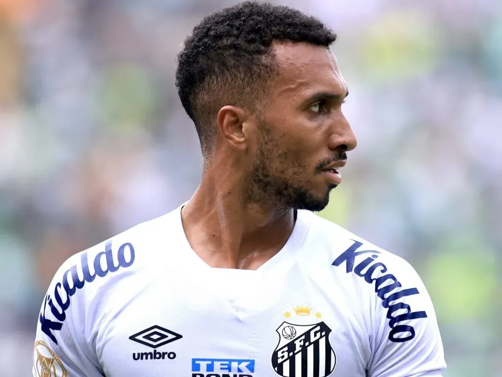 Foto: Marcello Zambrana/AGIF - Lucas Braga atuando pelo Santos