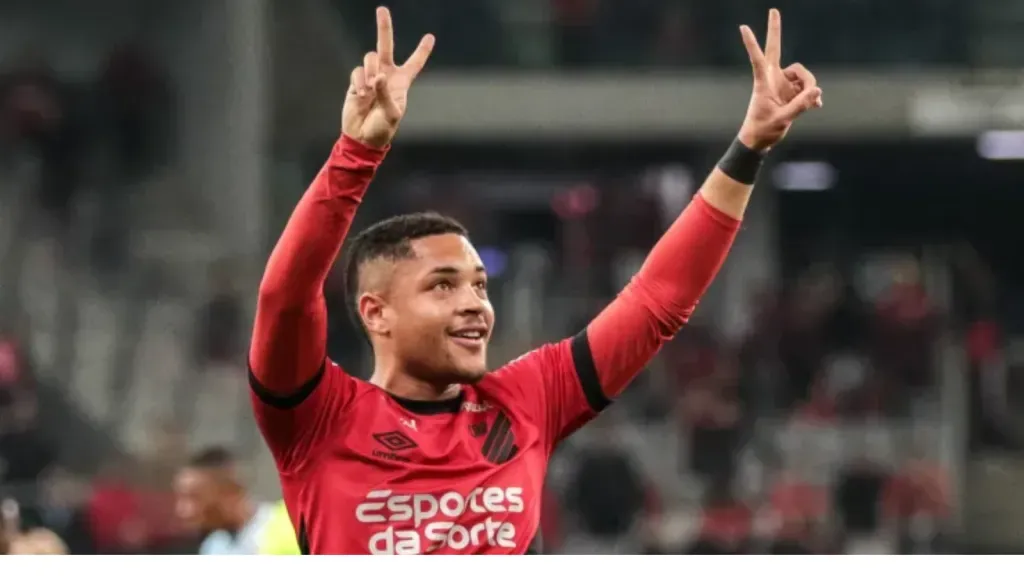 Foto: Robson Mafra/AGIF – Vitor Roque retornou ao Athletico-PR após período com lesão