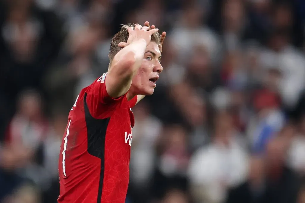 Rasmus Hojlund lamenta durante derrota do Manchester United para o Copenhagen, na Champions(Foto: Maja Hitij/Getty Images)
