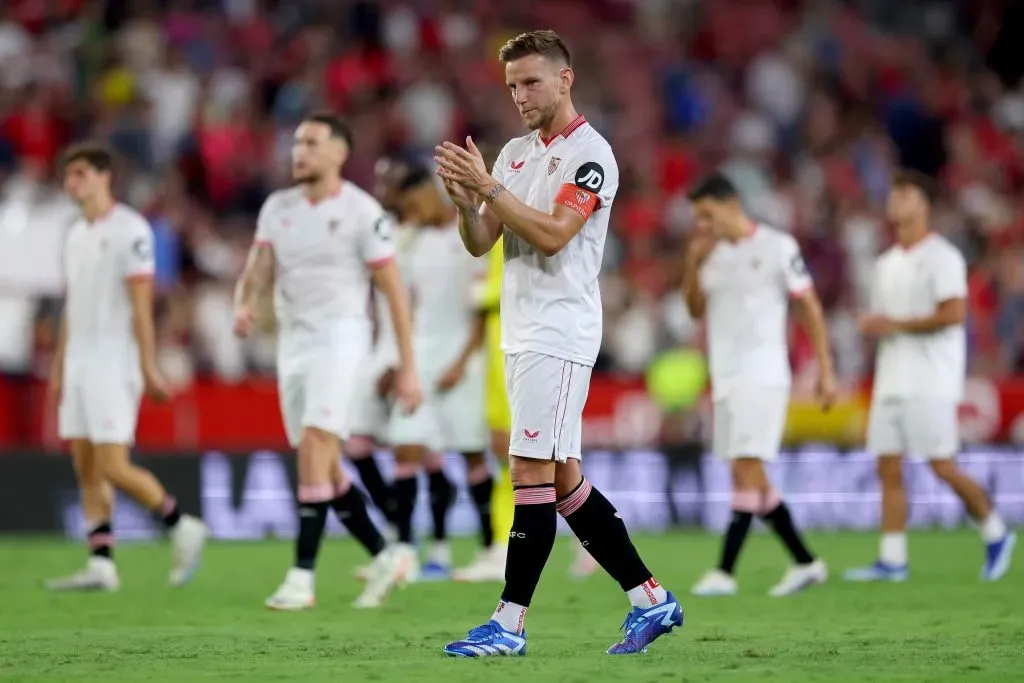 Rakitic, do Sevilla, aplaude esforço dos companheiros pela Liga dos Campeões. A situação do time é delicada no grupo B (Foto: Fran Santiago/Getty Images)