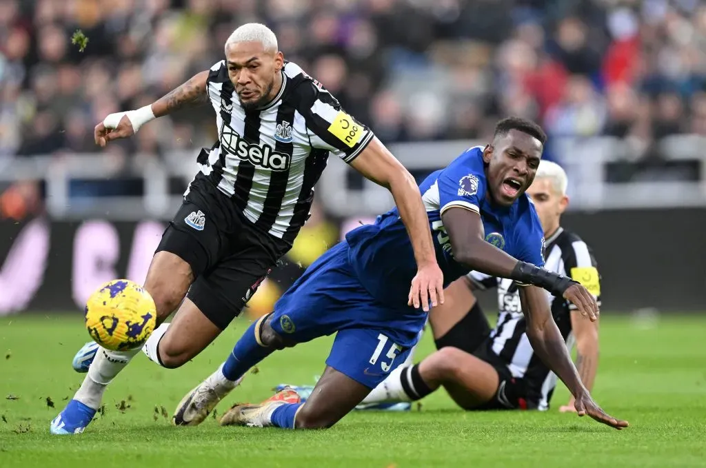 Joelinton em duelo contra Nico Jackson em Newcastle x Chelsea, pela Premier League (Foto: Stu Forster/Getty Images)