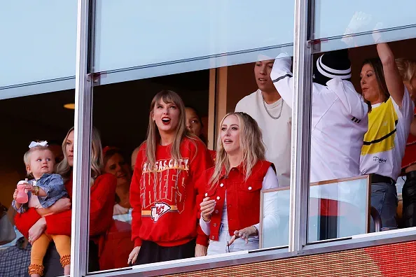 Taylor Swift no camarote do Kansas City Chiefs assistindo Travis Kelce. Foto: Getty Images