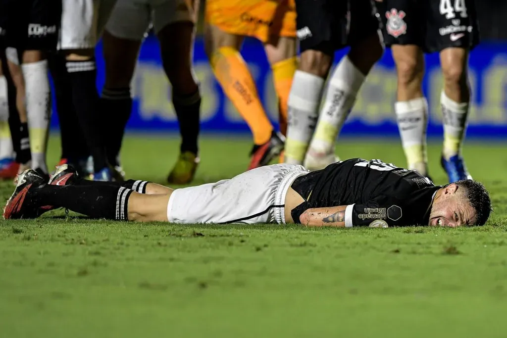 Vegetti no chão em jogo contra o Corinthians no Campeonato Brasileiro em São Januário. Foto: Thiago Ribeiro/AGIF