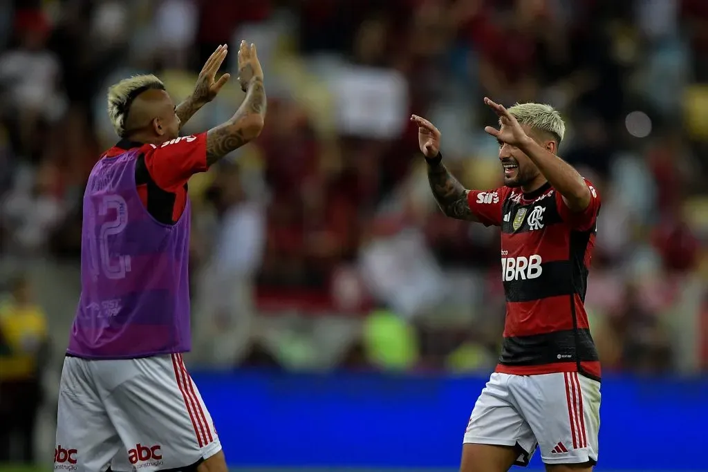 De Arrascaeta comemora seu gol contra o Fluminense com Vidal, no Maracanã – Foto: Thiago Ribeiro/AGIF