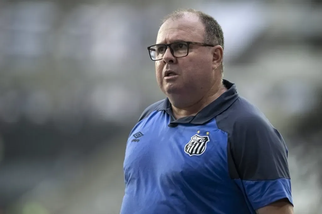 Marcelo Fernandes técnico do Santos durante partida pelo campeonato Brasileiro A 2023. Foto: Jorge Rodrigues/AGIF