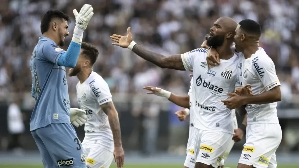 Messias, jogador do Santos, comemora seu gol - Foto: Jorge Rodrigues/AGIF