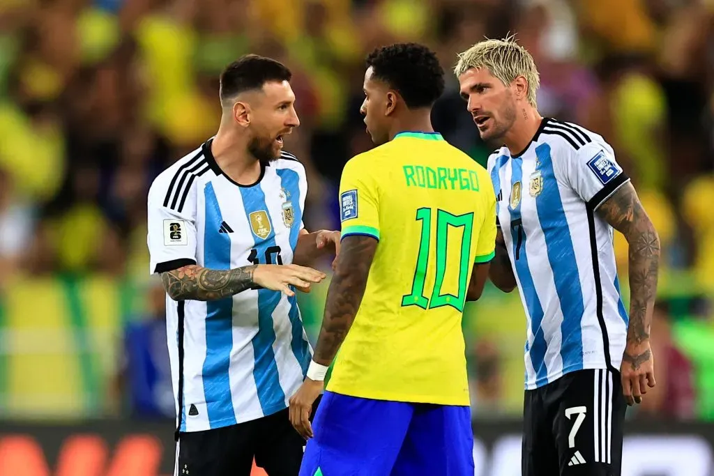 Messi, Rodrygo e De Paul discutem antes da bola rolar em Brasil x Argentina – Foto: Buda Mendes/Getty Images