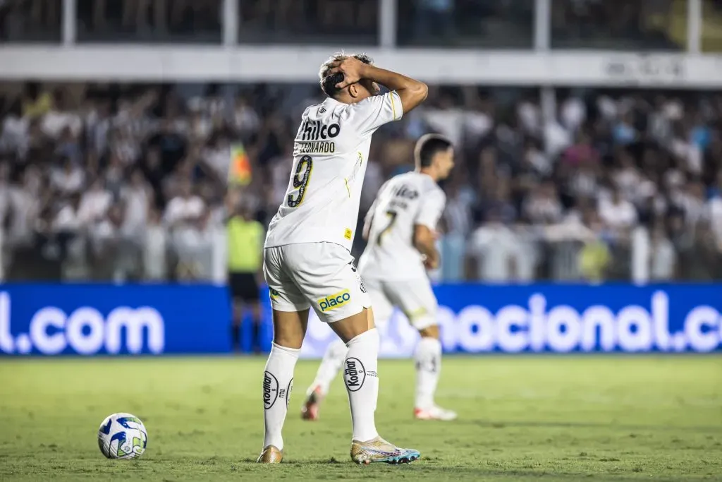 SP – SANTOS – 29/11/2023 – BRASILEIRO A 2023, SANTOS X FLUMINENSE – Marcos Leonardo jogador do Santos lamenta durante partida contra o Fluminense no estadio Vila Belmiro pelo campeonato Brasileiro A 2023. Foto: Abner Dourado/AGIF