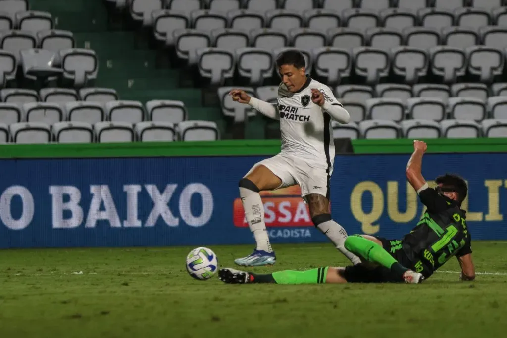 PR – CURITIBA – 29/11/2023 – BRASILEIRO A 2023, CORITIBA X BOTAFOGO – Kusevic jogador do Coritiba disputa lance com Carlos Alberto jogador do Botafogo durante partida no estadio Couto Pereira pelo campeonato Brasileiro A 2023. Foto: Robson Mafra/AGIF