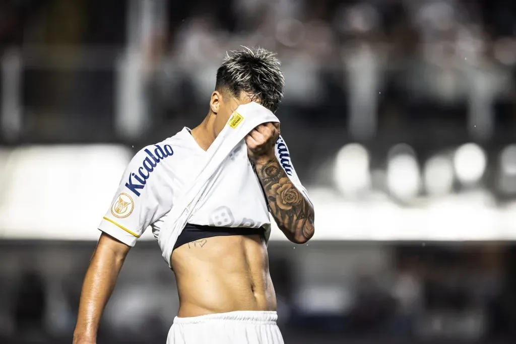 Marcos Leonardo jogador do Santos lamenta durante partida contra o Fluminense no estadio Vila Belmiro pelo campeonato Brasileiro A 2023. Foto: Abner Dourado/AGIF