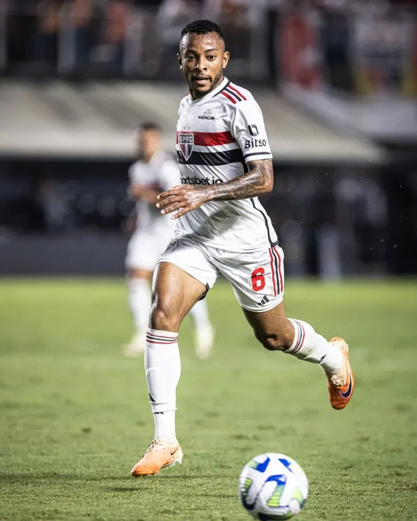 Welington, jogador do São Paulo, durante partida contra o Bragantino no estádio Vila Belmiro pelo campeonato Brasileiro A 2023. Foto: Abner Dourado/AGIF