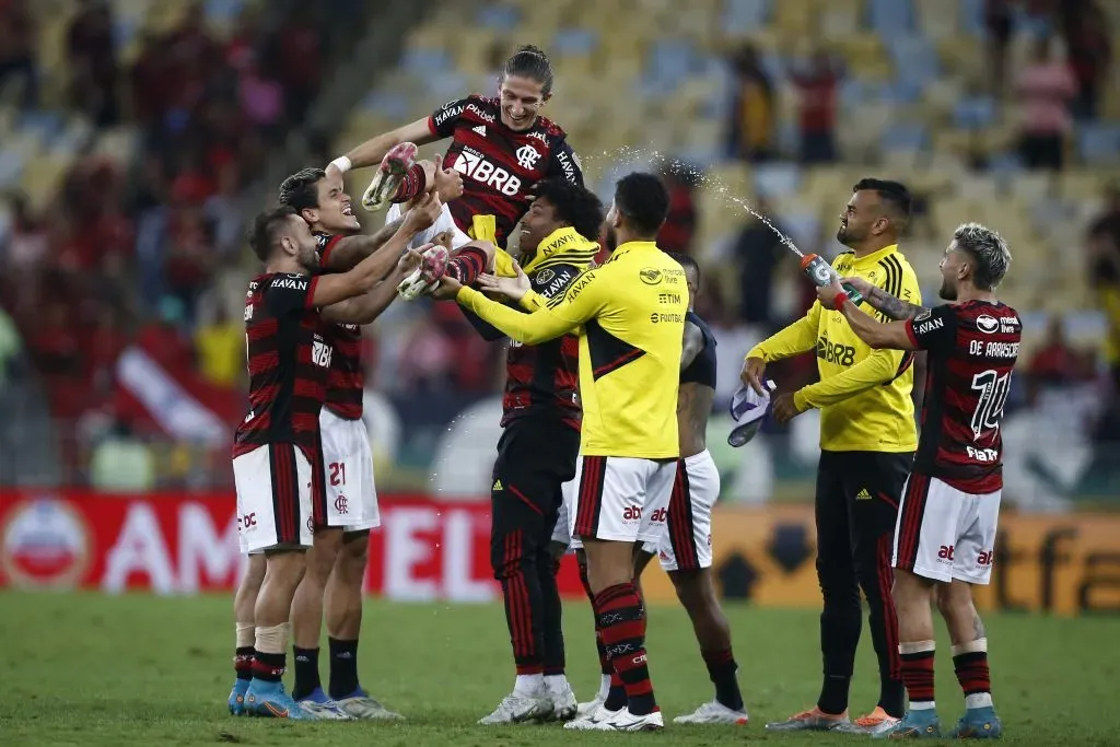 Filipe Luís sendo jogado pro alto pelos jogadores do Flamengo em um jogo da Libertadores de 2022. Foto: Wagner Meier/Getty Images.