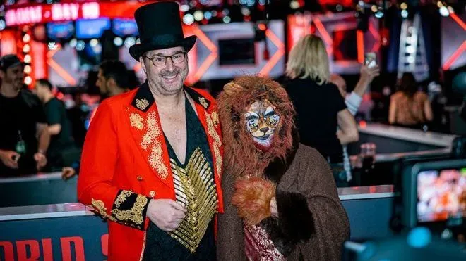 Phil Hellmuth e Dan Cates na WSOP (Foto: Hayley Hochstetler/PokerNews)