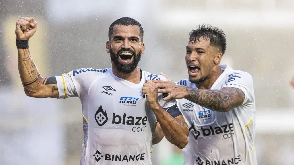 Tomas Rincon, jogador do Santos, comemora seu gol com Marcos Leonardo, jogador da sua equipe, durante partida contra o Vasco na Vila Belmiro pelo Campeonato Brasileiro