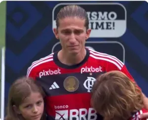 Filipe Luís se emocionando com as homenagens na entrada em campo. Foto: Reprodução Twitter.