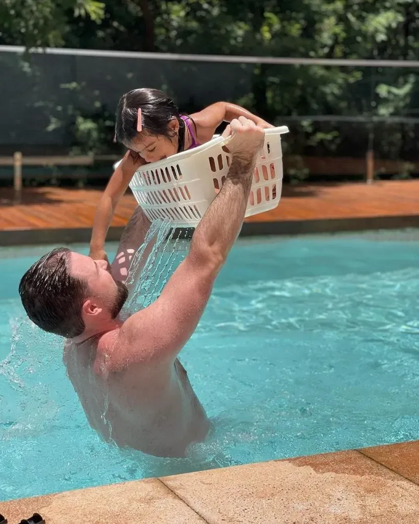 Thiago e Sophia na piscina – Foto: Instagram Thiago Nigro